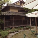 小布施堂本店 - 本宅やカフェのある中庭