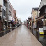 Shoku Nomi Dokoro Nagomi - 雨の輪島朝市