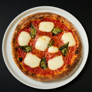 石窯で焼き上げるピッツァやお店で打つ生麺を使ったパスタが自慢