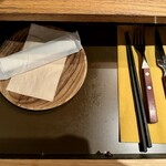 yonayonabiawa-kusu - テーブルの引き出しの中にカトラリー