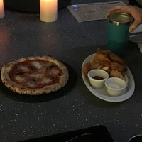 800°DEGREES ARTISAN PIZZERIA - マルゲリータとフィッシュ&チップス