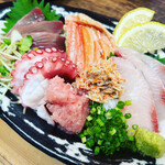 横丁酒場よつば - 気まぐれ海鮮丼
その日の海鮮をたっぷりと！