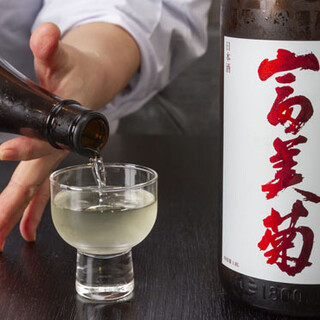 We offer seasonal sake carefully selected by a master with over 40 years of local sake experience.