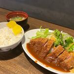 洋食の朝日 - ビフカツ。ご飯にたくあんがやっぱり日本の洋食スタイル。