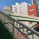 HAYAKAWA coffee - 目白通りに出たら直ぐ左の歩道橋を渡ります