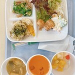 東横INN - カレーがない日のプレートとジュース、スープなど