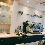 HAYAKAWA coffee - カウンターから見たキッチン内①   エスプレッソマシンなどが並んでます