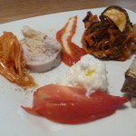 自然派ワイン＆ナチュラルチーズ vinvino - 前菜盛り合わせはひとひねりが面白い