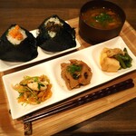 Ichijuu Issai - 夜のおにぎりセットです。おにぎり2個、豚汁、３種のお惣菜のセットで、お得な1000円。お惣菜はお好きなものをチョイスできます。