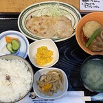 めしや仲とよ - 2023/10/06
二品選ぶ日替わり定食 979円
✳︎ポークのガーリック味噌焼き
✳︎豚バラ肉と肉巻き牛蒡とじゃが芋煮
・アイスコーヒー付き
・ご飯一杯お代わり可