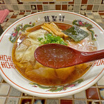 町田 龍聖軒 - 牛脂を香味油に使用した豚清湯スープ