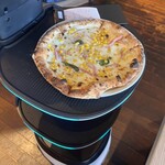 Trattoria&Pizzeria LOGIC - 配膳ロボットが配膳。なので店内は広々ゆったり