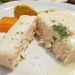 キッチン ブルー グローブ - ２回目のカット、秋鮭と豆腐なので柔らかい！