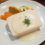 キッチン ブルー グローブ - 秋鮭と豆腐のムーステリーヌのアップ