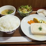 キッチン ブルー グローブ - 秋鮭と豆腐のムーステリーヌ　白だし仕立てのヴァンブランソース