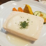 キッチン ブルー グローブ - 反対側から、白だし仕立てのヴァンブランソースがたっぷり！