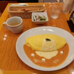 Tamagoto Watashi - トリプルチーズのトマトソースオムライス(大盛)&シーザーサラダ(120円)…。