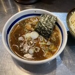 Takinogawa Taishouken - スープ表情。この時点でチャーシューやシナチクはほぼ見えませんがたっぷり入ってます
