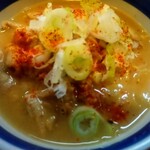 菊乃家本店 - 卓上の一味唐辛子をかけて