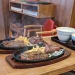 ブロンコビリー - ジュージューなので店員さんがハンバーグを半分に切ってくれます。