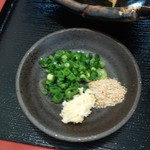 釜からどん - 薬味も別添えです。