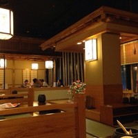 かに道楽 新宿本店 - 日本庭園風な店内