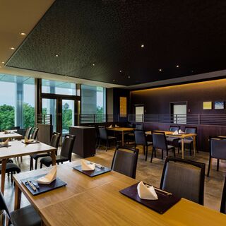 オープン席：2～4名席。グループ利用しやすい広々とした空間。旅行の際のお食事にも