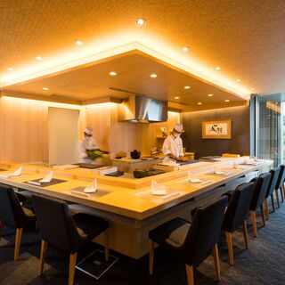 カウンター席：全10席。目の前で調理するライブ感が魅力の特等席