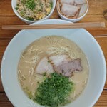 麺謹製3L's - たべきりとんこつ(ばりかた)、トッピング(にく)、自家製チャーシューたっぷりチャーハン