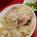ラーメン二郎 - ラーメン半分＋ニンニク少し＋青ネギショウガ半分