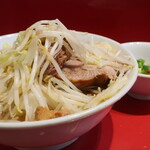 ラーメン二郎 - ラーメン半分＋ニンニク少し＋青ネギショウガ半分