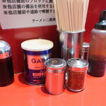 ラーメン二郎 - 卓上調味料