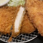 松のや - ロース肉の繊維が綺麗に揃ってます。