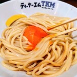 219925059 - TKM レモン 700円
                      
                      タレも美味！
                      醤油ベースのカエシに鶏油、甘みがあってコク深い。
                      もう一つの主役、鶏卵が超うんまい！！
                      卵黄のコクがあり、そのコクがタレと麺全体に広がります！！