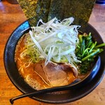 家系ラーメン 傳助 - ラーメン白髪ネギトッピング