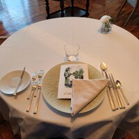 オーベルジュ・ド・リル ナゴヤ - テーブルセットアップ状況
                    
                    ●Le Menu des Vosges　9,944円
                    ●洋梨のスパーリング　1,864円
                    ●キャビア添え ＋1,864円
                    全てサービス料13％、総額に対する消費税を含む