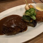 ツムギ キッチン - ハンバーグステーキ(デミグラスソース)とカニクリームコロッケ