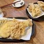 笑乃讃 - 野菜三種天(左)と舞茸天ハーフサイズ(右)