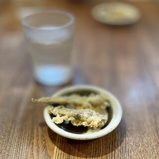 笑乃讃 - つき出しとして供される煮干しの天ぷら