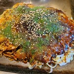 Jounetsu Teppan Okonomiyaki Kawasou - 肉玉そば(税込880円)
                        ・茹で生中太麺(磯野製麺)
                        ・カープソース(スパイシーで甘さ控えめ)
                        ・焼き方:押さえない
                        ・焼き上がりの形:まずまず綺麗な焼き上がり
                        ・鉄板又はお皿で食べるのがスタンダード