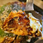 Jounetsu Teppan Okonomiyaki Kawasou - 生中太麺の茹で時間が普通よりも長いからかパリパリではなく、意外とシットリ感があります
                        豚バラ肉はカリッと焼かれ旨みを感じますし、それなりにバランスが取れているのですが、何だか微妙に好みからズレています