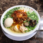 自家製麺 ら～めん かり屋 - 炭焼きチキンと焼きナスの台湾カレーら～めん