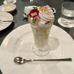 ダンデライオン - デザート。ブドウ。クリームでなくメレンゲで食べやすくお腹いっぱいでも中年でも食べやすい。見た目もすごい。