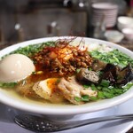 自家製麺 ら～めん かり屋 - 炭焼きチキンと焼きナスの台湾カレーら～めん