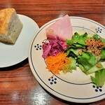 GrandeCitta - パスタランチには、彩り鮮やかな前菜盛り合わせと自家製パン付き