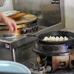 13湯麺 - 皮も焼く前に伸ばした限定の手作りぎょうざ