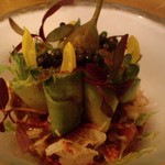 コンヴィヴィアリテ - ブースに見立てたアボカドと紅ズワイ蟹のサラダ