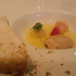 コンヴィヴィアリテ - アロゼでゆっくり火入れした高知産のマナガツオ　オレンジ風味の軽いバターソースで