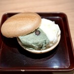 匠 進吾 - 蓬と塩のアイス最中。お豆まで入ってたの、知らなかった(^^)