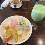 珈琲物語 - メロンミルクセット ガーリックトースト＋目玉焼き